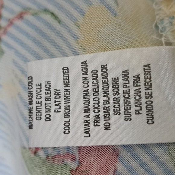 Cool, soft 100% Rayon, cute button-up floral blouse in size XL for comfort. - Picture 8 of 8